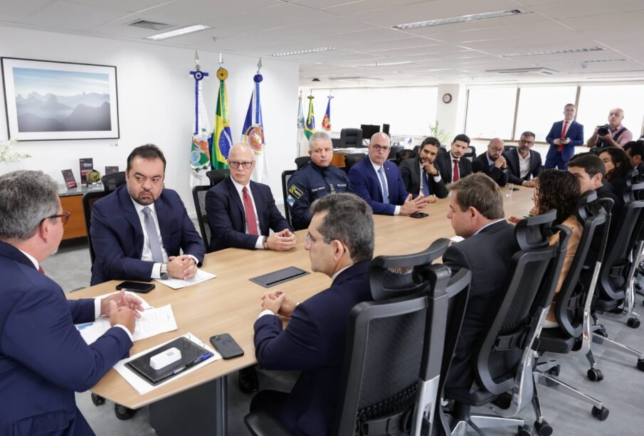 Cláudio Castro em reunião com comitê de monitoramento da ADPF 635 no MP-RJ