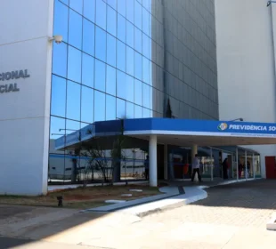 Aposentado usando o celular para acessar o aplicativo Meu INSS