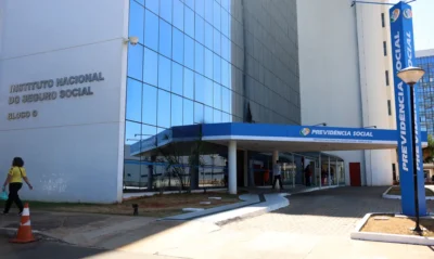 Aposentado usando o celular para acessar o aplicativo Meu INSS