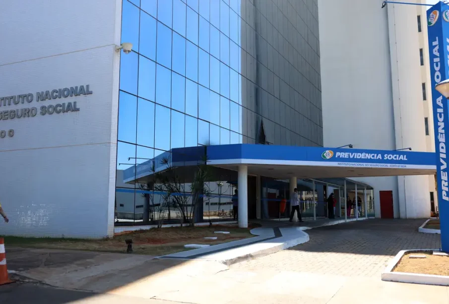 Aposentado usando o celular para acessar o aplicativo Meu INSS