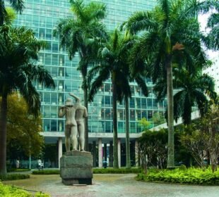 Uma obra impressionante do renomado escultor Bruno Giorgi, o Monumento à Juventude Brasileira, emoldurado pela arquitetura do icônico Edifício Gustavo Capanema.