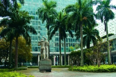 Uma obra impressionante do renomado escultor Bruno Giorgi, o Monumento à Juventude Brasileira, emoldurado pela arquitetura do icônico Edifício Gustavo Capanema.