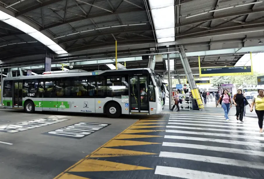ônibus depredado na Brasilândia em meio aos ataques em São Paulo
