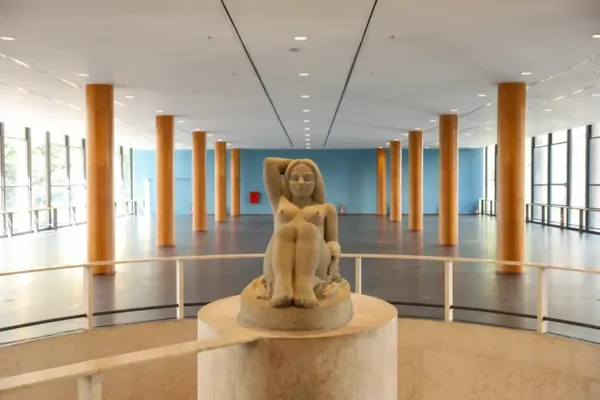 Obra de arte do escultor Celso Antônio Dias em um dos ambientes do Palácio Capanema | Divulgação/Iphan/Oscar Liberal