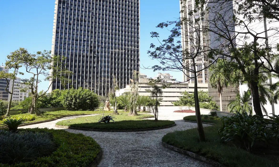 O Palácio Capanema reabre para visitação, convidando novas gerações a vivenciar a grandiosidade de seu acervo e arquitetura. 