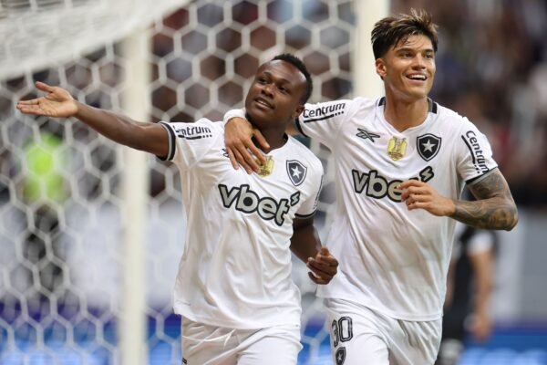 Nathan Fernandes e Joaquín Correa comemoram gol do Botafogo sobre o Vasco no Mané Garrincha — Vítor Silva/Botafogo