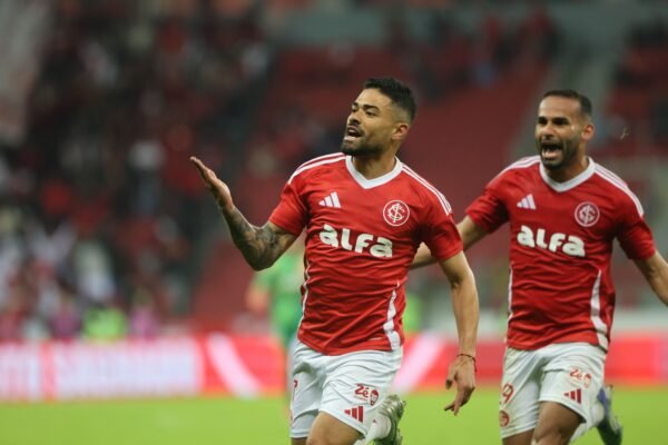 Bruno Tabata e Thiago Maia comemoram triunfo do Inter sobre o Vitória-BA no Beira-Rio — Ricardo Duarte/Internacional