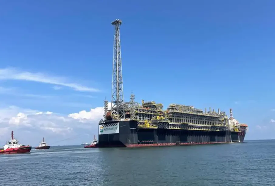 Navio-plataforma P-78 deixa Singapura, na Ásia, para operar na Bacia de Campos, no campo de Búzios