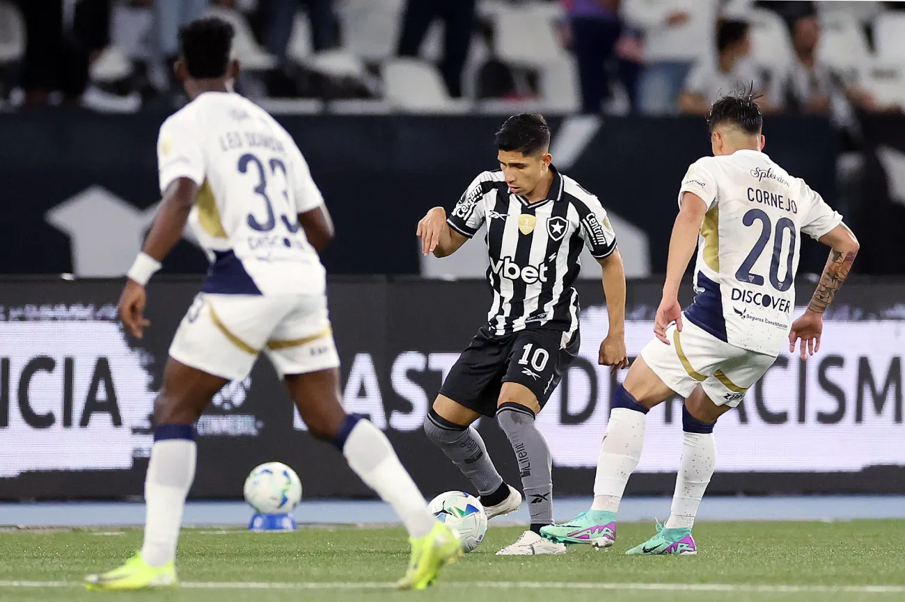 Savarino sequer tinha espaço para pensar, pois para todo lugar que ele fosse, tinha pelo menos dois na sua cola | Vitor Silva/BFR