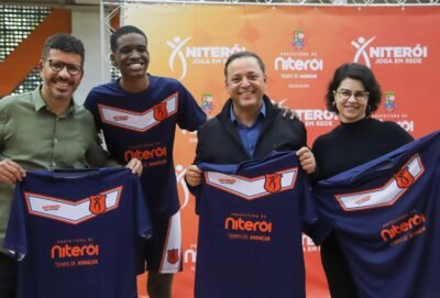 Bira Marques, secretário de Educação de Niterói, participa da entrega 37 mil peças de uniformes para os Jogos Escolares 2025 | Divulgação/Evelen Gouvêa/Prefeitura de Niterói