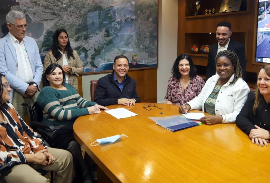 Niterói é a primeira cidade do RJ a aderir ao Plano Viver Sem Limites e amplia políticas para pessoas com deficiência.