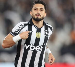 Alex Telles recebe título de Cidadão Honorário do Rio | Vitor Silva/Botafogo