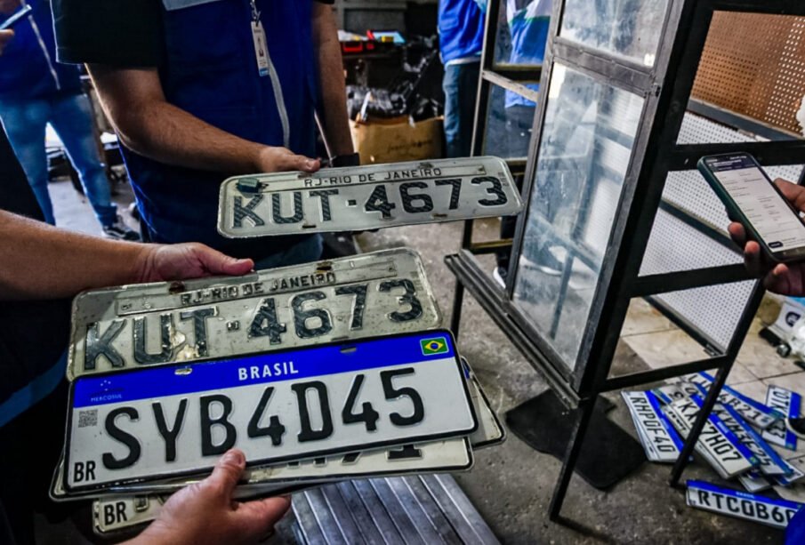 Técnicos do Detran-RJ separam placas inutilizadas que serão destinadas a cooperativas de catadores após a nova lei entrar em vigor.