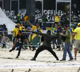 Imagens da destruição e invasão dos prédios do Executivo, Legislativo e Judiciário, na Praça dos Três Poderes, em Brasília, no dia 8 de Janeiro: medida aprovada pelo Senado reduz penas através do PL da Dosimetria | Marcelo Camargo/Agência Brasil