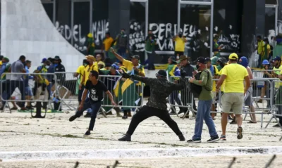 Imagens da destruição e invasão dos prédios do Executivo, Legislativo e Judiciário, na Praça dos Três Poderes, em Brasília, no dia 8 de Janeiro: medida aprovada pelo Senado reduz penas através do PL da Dosimetria | Marcelo Camargo/Agência Brasil
